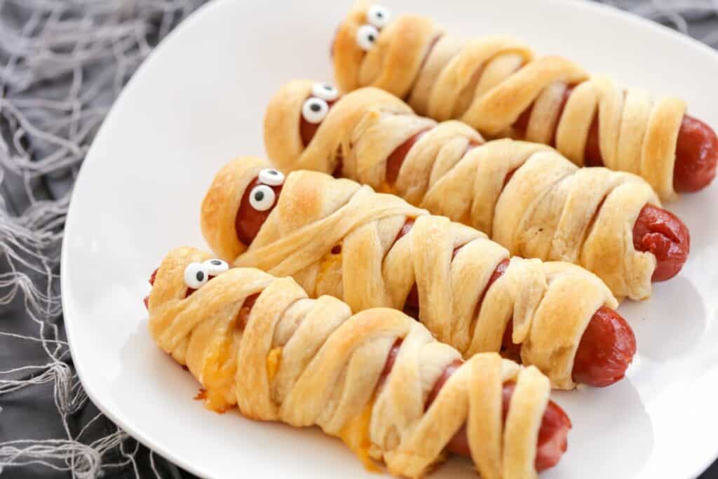 Mummy Hotdogs to make halloween party food